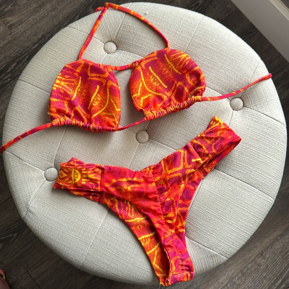 Berry Beach lava bikini top and bottom set NWOT Small 🔥☀️👙 - Picture 4 of 4
